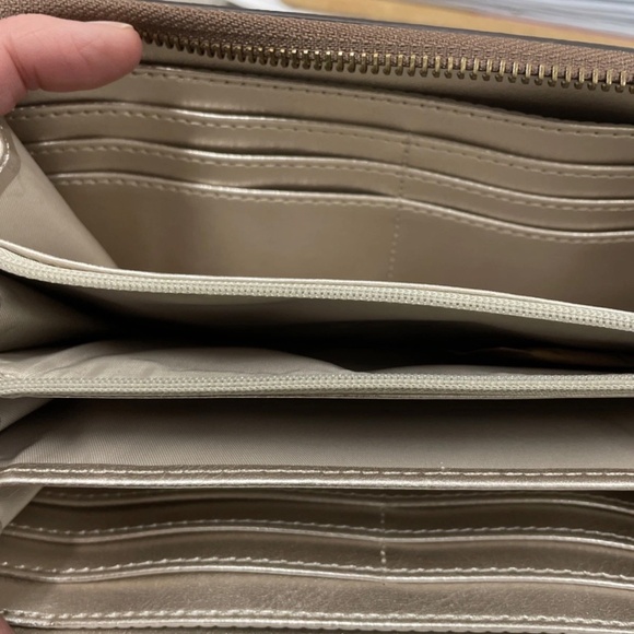 Guess LOGO Large Zip Around Wallet Wristlet Clutch Allover Logo AUTHENTIC - Picture 4 of 4